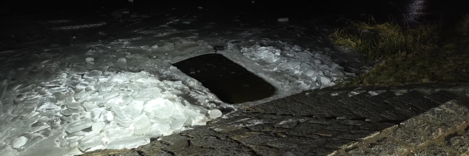 Jedna z dívek, jež se topily ve Vltavě, zemřela