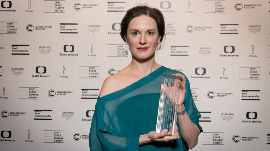 Herečka Magdaléna Borová s jednou z cen pro Krajinu ve stínu