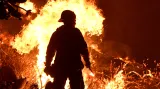 Jeden z hasičů bojujících s plameny u Ventury