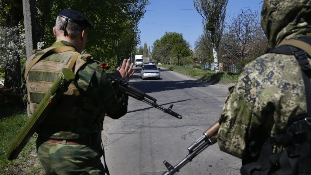Proruští ozbrojenci hlídkují na silnici blízko Slavjansku