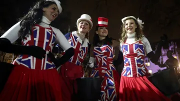 Někteří Britové oslavili odchod z EU ve speciálních kostýmech
