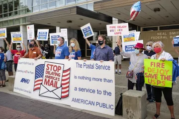 „Politický útok, mnoho občanů přijde o volební právo.“ Federální soud v USA zablokoval změny pošty