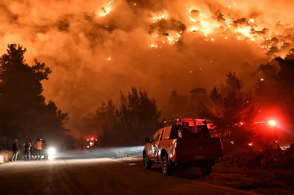 Do boje s požárem se zapojilo 180 hasičů