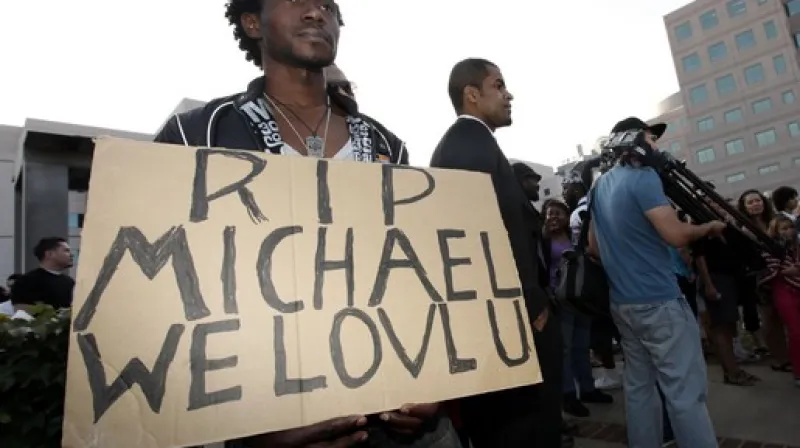 Fanoušci Jacksona před nemocnicí, kde zemřel