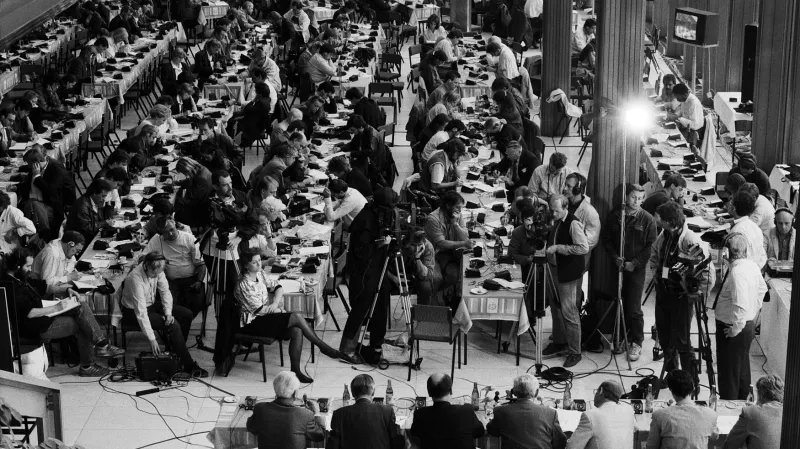 Vyhlášení výsledků voleb v roce 1990 sledovalo přes 500 zahraničních a 300 československých novinářů