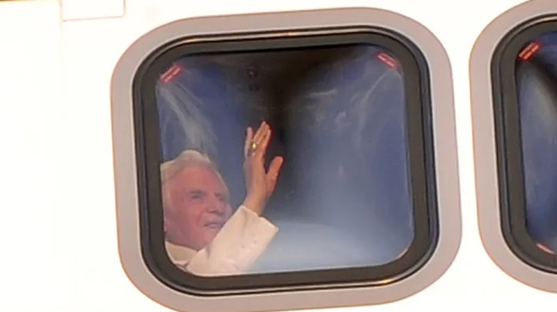 Benedikt XVI. při cestě z Vatikánu