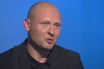 Politici by měli být za rozhodnutí zodpovědní, míní nejmladší senátor Wagenknecht