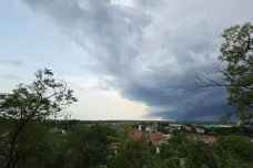 Bouřky dorazily na jih země, zkomplikovaly provoz na železnici