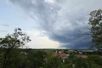 Bouřky na Moravě lámaly stromy a ničily střechy, hasiči měli desítky výjezdů