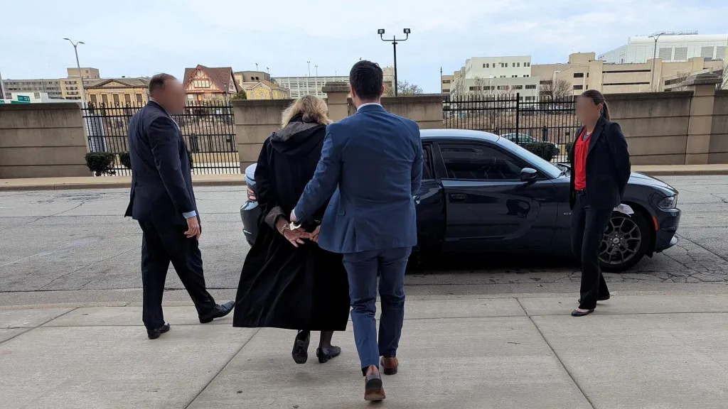 Agenti FBI eskortují soudkyni Hannah Duganovou