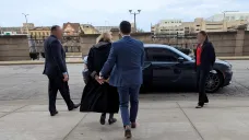 Agenti FBI eskortují soudkyni Hannah Duganovou