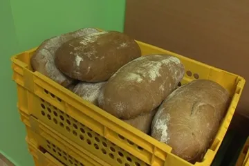 Pro jídlo musí někteří lidé chodit na obecní úřad. Obchody jsou totiž daleko