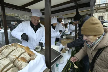 O tradiční rybí polévku byl na Staroměstském náměstí velký zájem