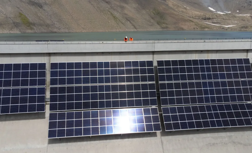 Výstavba nejvýše položené solární elektrárny v Evropě u vodní nádrže Muttse ve švýcarských Alpách