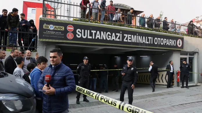 Turečtí policisté před istanbulským parkovištěm, kde bylo nalezeno auto patřící saúdskoarabskému konzulátu