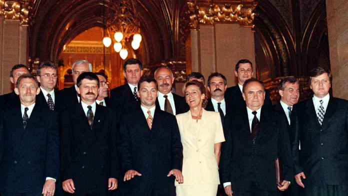 Nejmladší maďarský premiér a jeho vláda (červenec 1998)