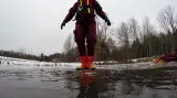 Záchranář při nácviku na ledě