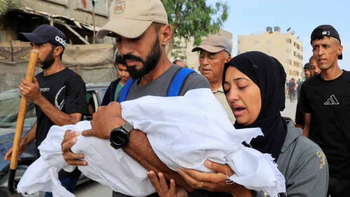 Palestinci nesoucí tělo zemřelého při izraelském leteckém útoku, 17. 6. 2025