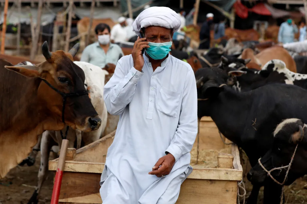Obchodník na trhu v pakistánském Péšávaru hovoří ze svým zákazníkem