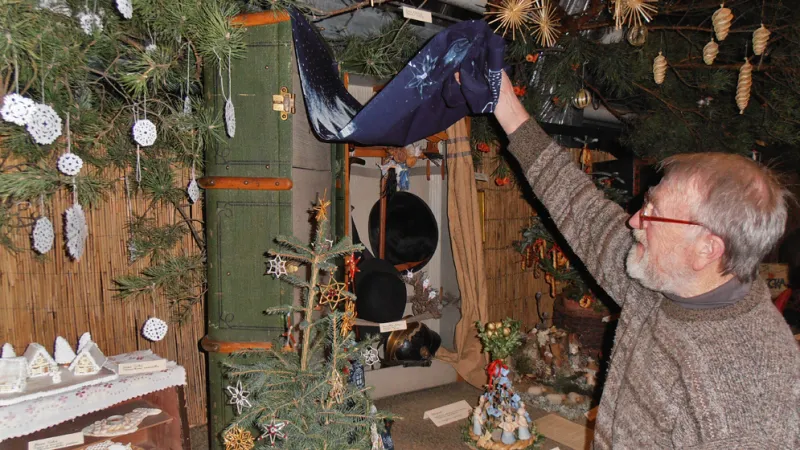 Petr Herynek předvádí stoletý cestovní kufr