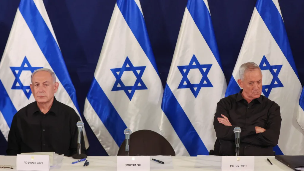 Izraelský premiér Benjamin Netanjahu (vlevo) a opoziční lídr Benny Gantz