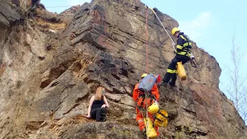 Horolezci zachraňují uvízlou dívku