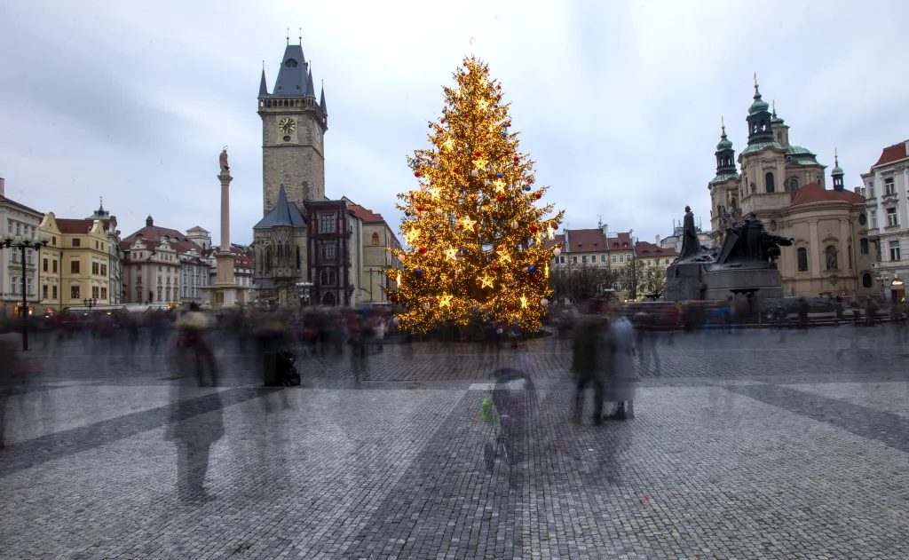 Vánoční stromy a výzdoba měst v roce 2020 není tak okázalá jako v minulých letech