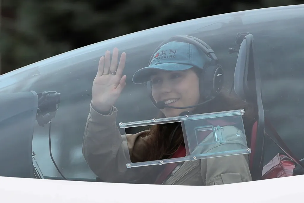 Belgicko-britská pilotka Zara Rutherfordová (19) mává z letiště v belgickém Wevelgemu. Odstartovala zde cestu kolem světa, chce se stát nejmladší pilotkou, které se takový pokus podařil