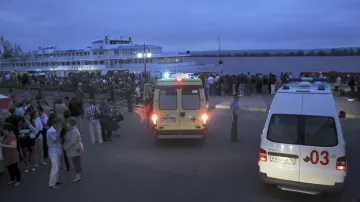 Příbuzní cestujících z lodi Bulgaria a záchranáři na břehu Volhy