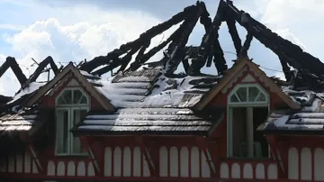 Zbytky vyhořelé turistické chaty