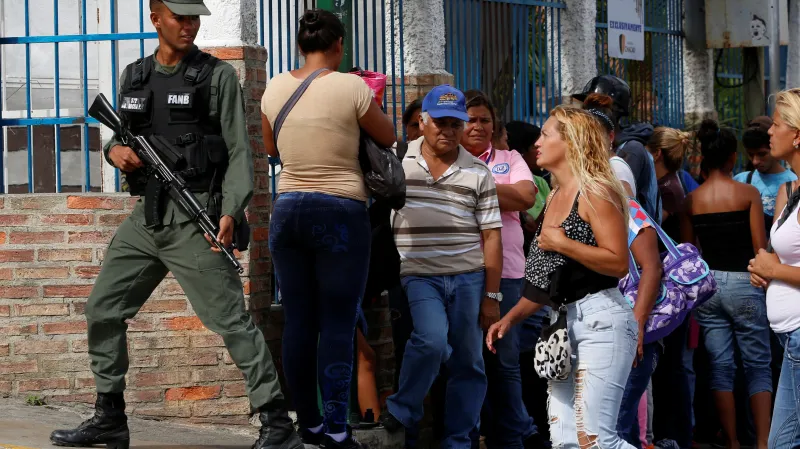 Armáda hlídá pořádek ve frontě na olej a margarín