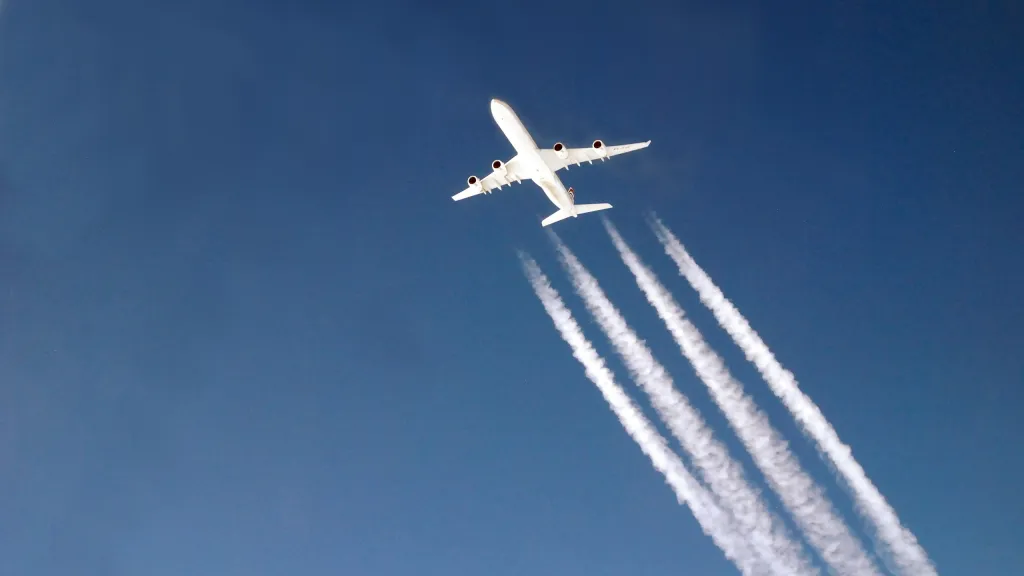 Contrail za letadlem