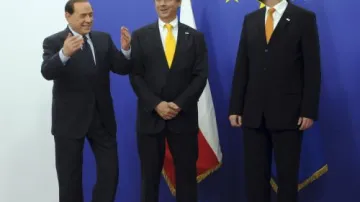 Čeští zástupci s italským premiérem Silvio Berlusconim na probíhajícím summitu EU v Bruselu