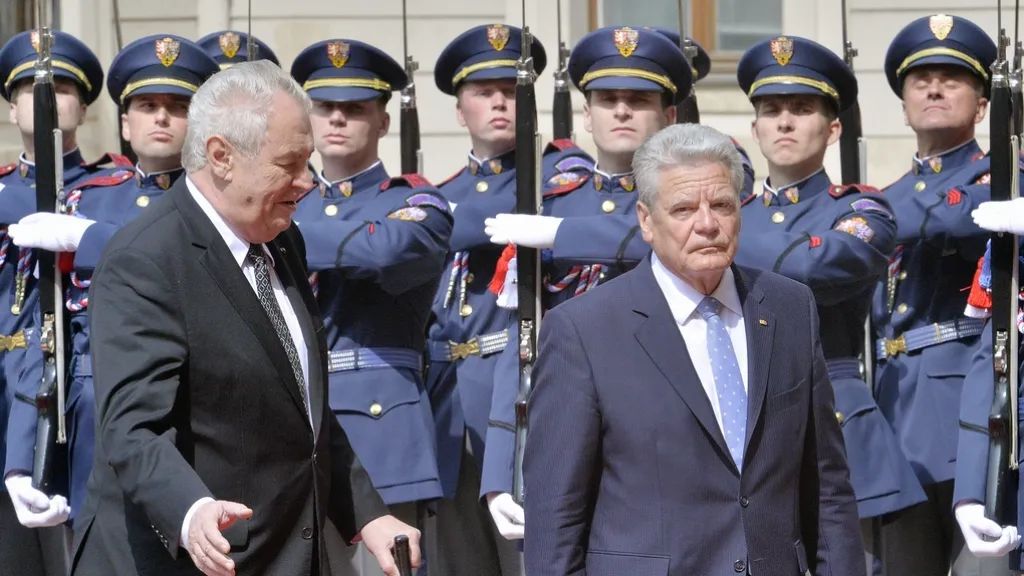 Zeman vítá Gaucka na Pražském hradě