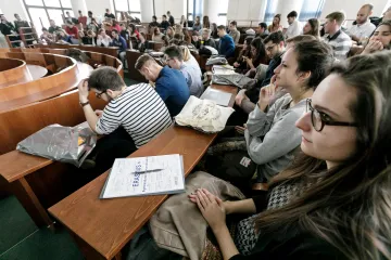 Studentů stravujících se v menzách ubylo někde až o čtvrtinu. Za obědy zaplatí i přes sto korun