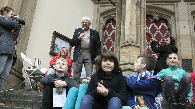 Setkání Jiřího Bradyho se studenty Terezínské štafety