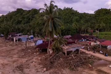Záplavy a sesuvy půdy si na Sumatře a Srí Lance vyžádaly více než tisíc obětí