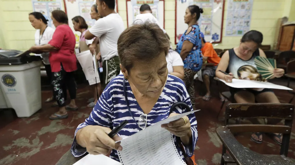 Volební místnost ve filipínské Manile