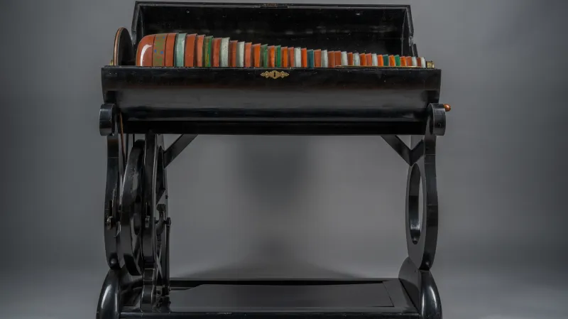 Skleněná harmonika ze sbírek Českého muzea hudby