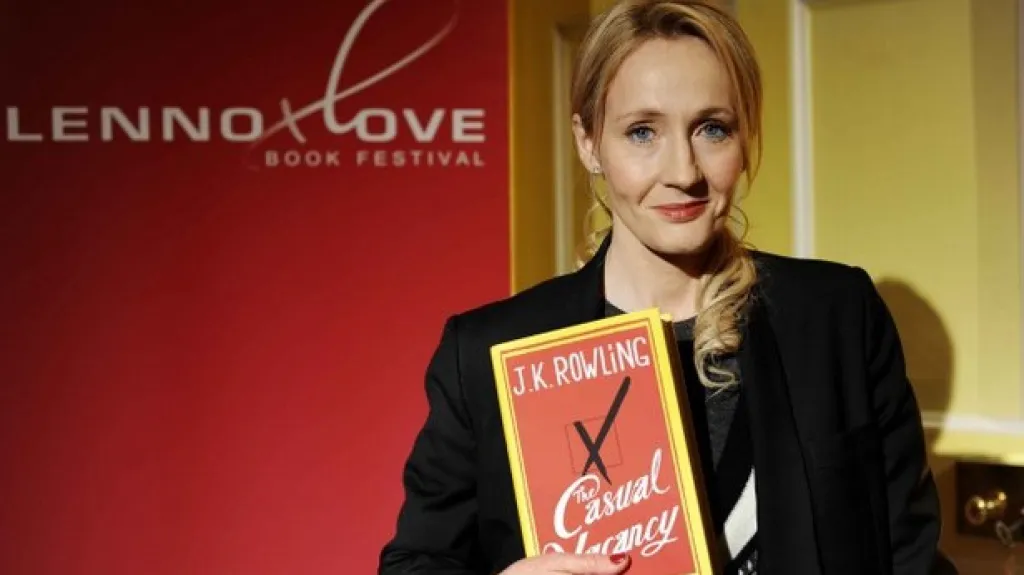 J. K. Rowlingová s knihou Prázdné místo (The Casual Vacancy)