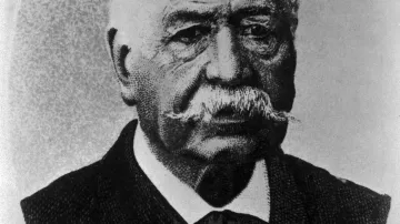Diplomant Ferdinand Marie de Lesseps založil v roce 1854 Všeobecnou společnost pro Suezský námořní průplav. Když se o dva roky později stal francouzským konzulem v Káhiře, získal koncesi na vybudování průplavu. Po 11 letech byl kanál v roce 1869 otevřen
