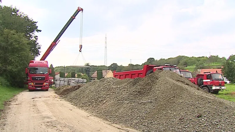 V Bulharech vzniká provizorní cesta pro techniku, která svah zpevní