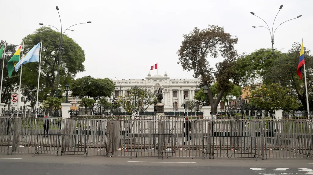 Bariéry před peruánským Kongresem, který je v zemi parlamentem