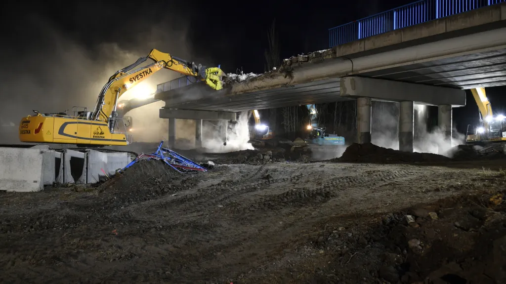 Demolice mostu na dálnici D10 u Kosmonos