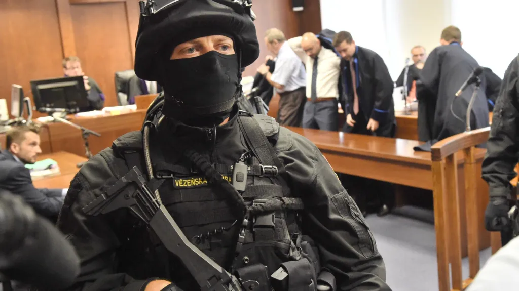 Policejní eskorta, která doprovázela obžalovaného Radka Březinu do soudní síně