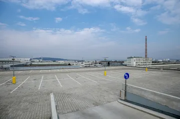 Škoda Auto znovu prodloužila odstávku výroby, zatím do 27. dubna. Koronavirus dusí také cestovní ruch