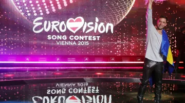 Måns Zelmerlöw s trofejí pro vítěze Eurovize