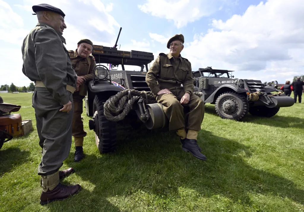 Průjezd připomněl slavnostní přehlídku ze 30. května 1945, kdy jednotka pod velením generála Aloise Lišky projela osvobozenou Prahou