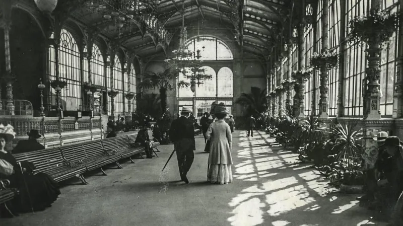 Prosklená konstrukce kolonády byla smontovaná z prefabrikátů v podobě obdélné bazilikální lodi s měděnou sedlovou střechou. Kupole současné kolonády ze skleněných hranolů od sochaře Jana Fišera má představovat symbol tepajícího srdce města.