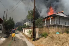Řecké požáry ztrácejí na síle, uvedly tamní úřady. Na místě jsou stále čeští hasiči